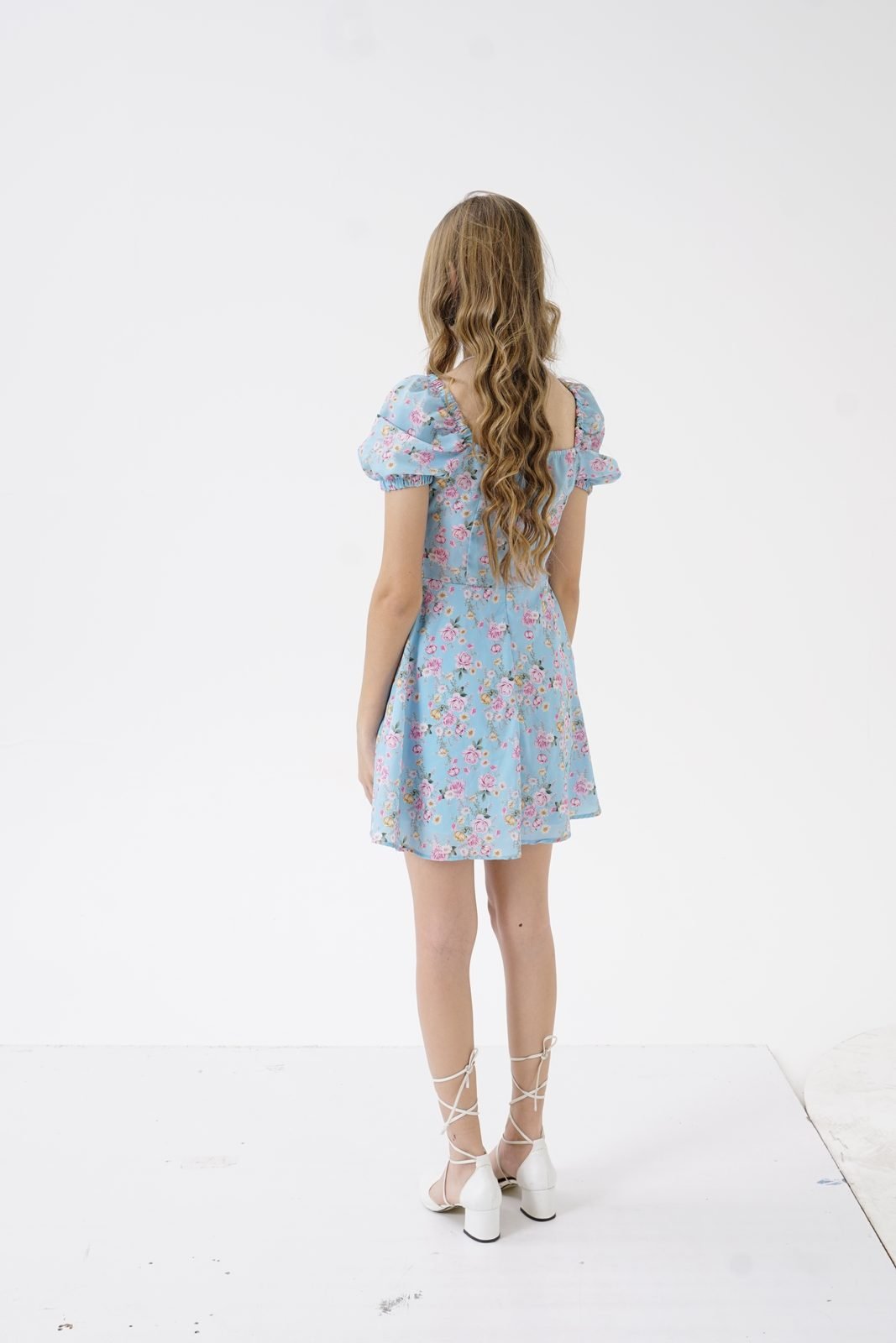 Zeynep Cansu Özcan - Mavi Çiçekli Elbise • Katalog Boy Duruşu